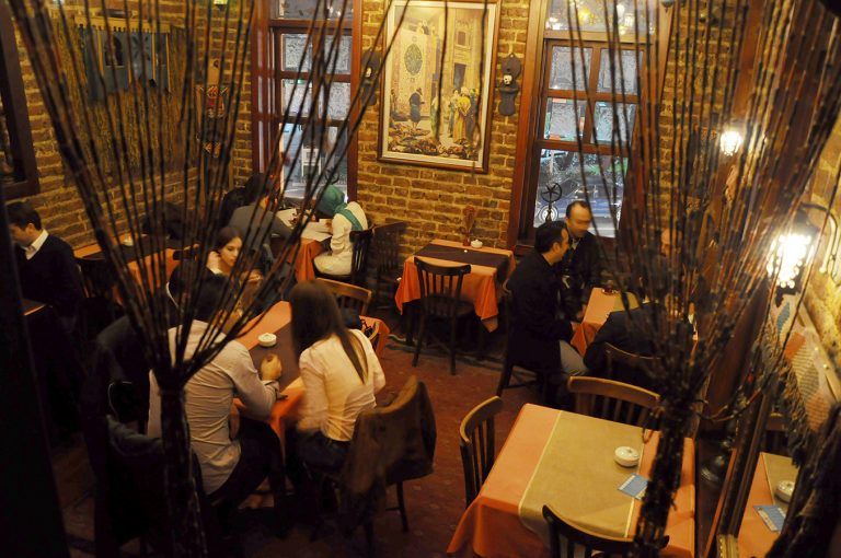 Nevi Cafe oturma bölümü