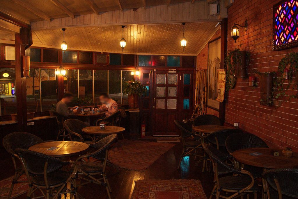 Nevi Cafe oturma alanı
